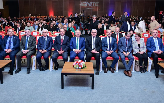 valimiz-sayin-huseyin-aksoy-ignite-temasiyla-duzenlenen-etgb-zirvesi-ve-girisimci-odul-toreni-ne-katildi.